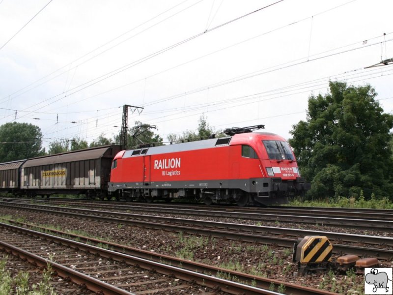 Mit einen gemischten Gterzug aus Richtung Erlangen gelangte am 28. Juni 2008 Baureihe 182 021-6 nach Frth / Bayern.