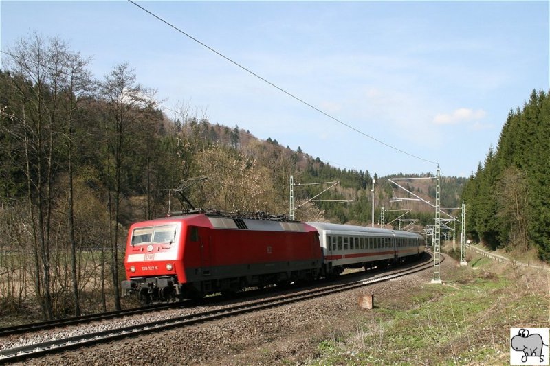 Mit einen Intercity war 120 127-6 an Karfreitag, den 10. April 2009, auf der Frankenwaldrampe in Richtung Sden unterwegs. Die Aufnahme entstand kurz vor Rothenkirchen im Landkreis Kronach.