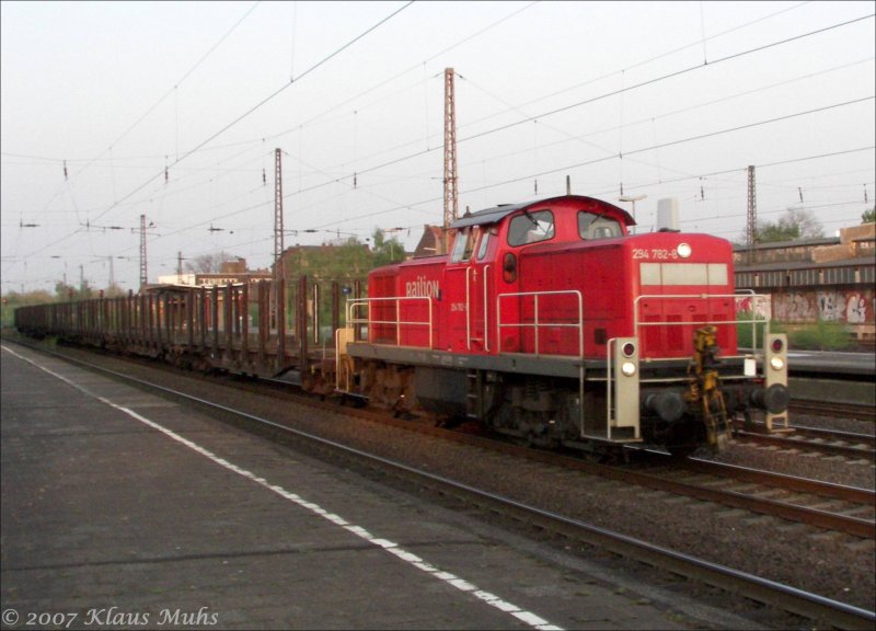 Mit einen Rungenwagen-Zug durchfhrt 294 782-8 Herne Bf. 16.04.2007