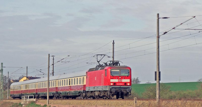 Mit einen Sonderzug fhrt der Rheingold von Chemnitz nach Berlin am 09.04.09,nach meiner Meinung war die falsche Lok dran.