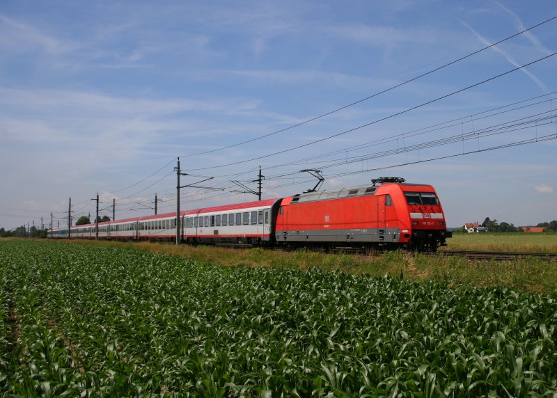 Mit einigen Minuten Versptung bringt 101.133 den BB-EC 63 nach Wien Westbahnhof. Oftering, 19.06.2008