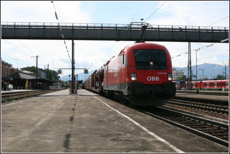 Mit einigen Stunden Versptung und ziemlich teuer Fracht (BMW X Reihe)am Haken durchfhrt die 1116 213 mit dem Autozug, Karlsdorf-Bremerhaven, den Bahnhof Rosenheim. Grund ist der Streik der Bahn whrend der Morgenstunden.