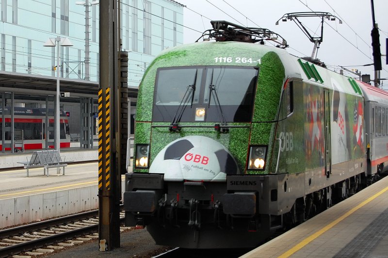 Mit EM-Taurus 1116 264-1  EUROMotion  kommt eine von zwei Europameisterschaft - Themenloks nach Linz. Sie signalisiert uns die 16 teilnehmenden Lnder anhand von in Landesfarben geschminkten Kindergesichtern. Ob sie noch eine kleine Schweizer Stromabnehmerwippe bekommt, wie es Gerchte hren sagen machen, steht wohl noch in den Sternen. Ein Verkehren in beiden austragenden Lndern wr Imagepflege fr BB und SBB.