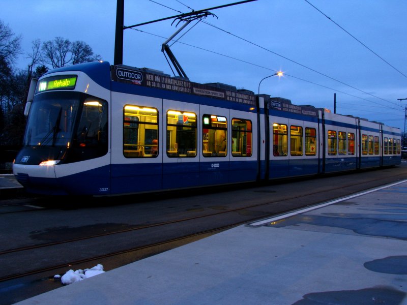 Mit der Erffnung der dritten Etappe der Glattalbahn ist der Steckenast vom Glattpark nach Auzelg etwas ins Abseits gerckt. Wenn ab hier dann in zwei Jahren die Trams der Linie 12 weiter zum Bahnhof Stettbach fahren, wird hier einiges mehr los sein. Zrich Auzelg, 14. Dezember 2008