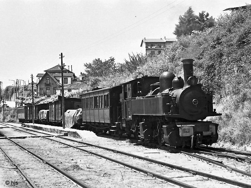 Mit etwas Glck konnte man noch 1986 auf der  Linha do Tmega   Livrao - Arco de Balhe dampfgefhrte Gterzge antreffen. Lok E162 wartet in Amarante auf die Weiterfahrt nach Arco de Balhe (9. Juni 1986).