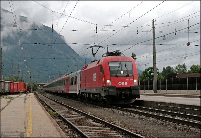 Mit etwas Versptung durchfhrt die 1116 034 mit dem OEC 668  CARITAS Kinderpatenschaften , von Graz Hbf nach Bregenz, den Bahnhof Schwaz. Hinter der Lok ist ein CS Wagen eingereiht. (07.07.2008)
