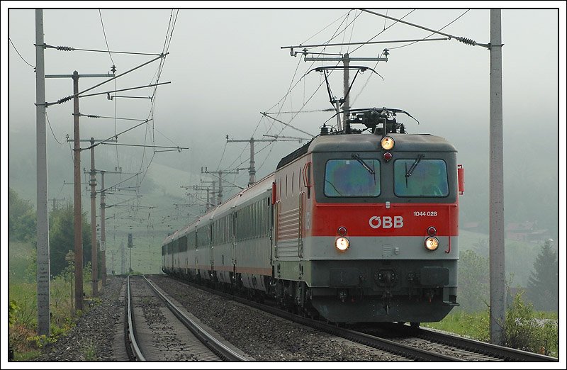 Mit etwas Versptung war am 25.5.2008 OEC 157 „Zagreb“ von Wien nach Zagreb unterwegs. Daher war diese Aufnahme kurz nach Spital am Semmering auf der Semmering Sdrampe berhaupt erst mglich. 