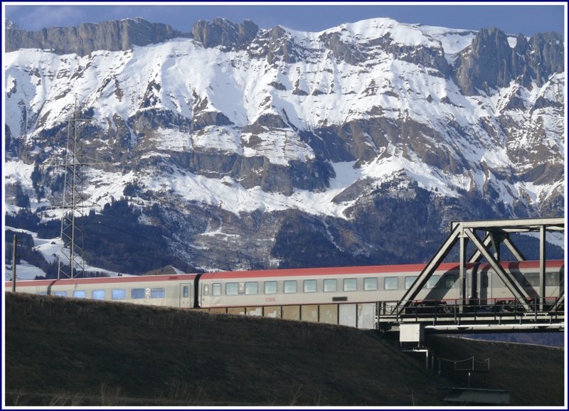 Mit etwas Zoom erscheinen die Kreuzberge bermchtig hinter den Wagen des EC160, der soeben die Rheinbrcke bei Buchs SG verlsst. (02.02.2009)