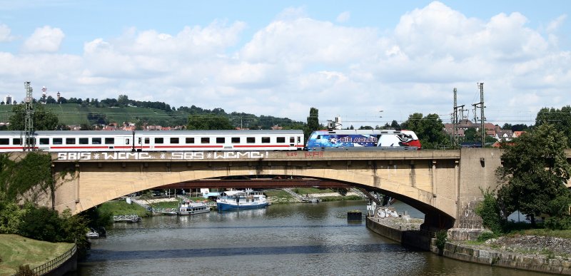 Mit Fahrtrichtung Ulm befhrt die fr die Adler Mannheim werbende 101 070 am 05.08.08 die Neckarbrcke in Stuttgart Bad Canstatt.