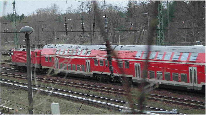 Mit einer Fahrzeit von ber 6 Std. ist der RE 38314 fast ein Fernzug. Hier passiert er auf seinem langen Weg von Hoyerswerda nach Stralsund am 21.03.2002 mit einer Versptung von nur 5 Min. den Bahnhof Birkenwerder (bei Berlin).  