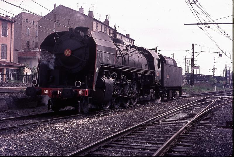 Mit frischen Vorrten an Wasser und l versehen ist 141 R bereit einen der vielen Obstzge vom Gterbahnhof Perpignan zu bespannen.