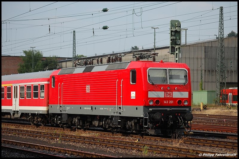 Mit Frischlack und neuer HU glnzt 143 201 am Nachmittag des 27.07.08 vor einer N-Wagen-Garnitur des Umlaufs Stuttgart - Aalen auf Gleis 8 des Aalener Bahnhofs.