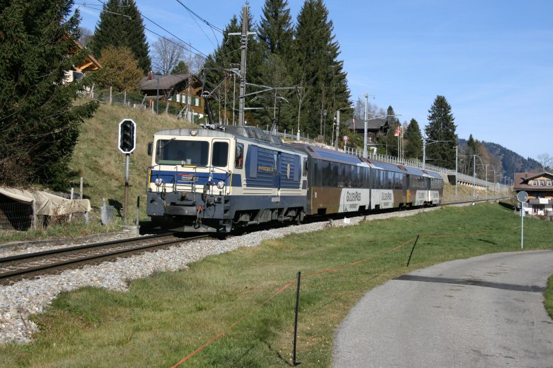Mit der GDe 4/4 6001 bespannt wird GoldenpassPanoramic 2227 (damals in Regionalzugs-Fahrlage) in Krze den Bahnhof Schnried erreichen (4.11.2006). 