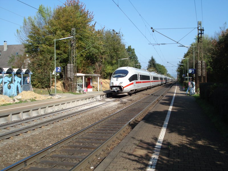 Mit geffneter Bugklappe eilt dieser ICE 3 am 13.10.07 seinem nchsten Halt Freiburg im Breisgau entgegen.