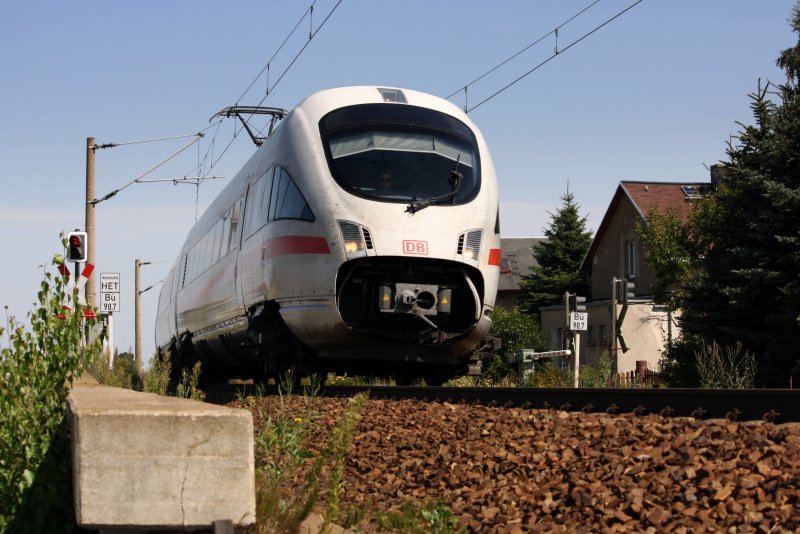 Mit geffneter Bugklappe Unterwegs ist ICE 1555, Fankfurt(Main)-Dresden, am 19.08.09, hier am Bahnbergang in Jessen