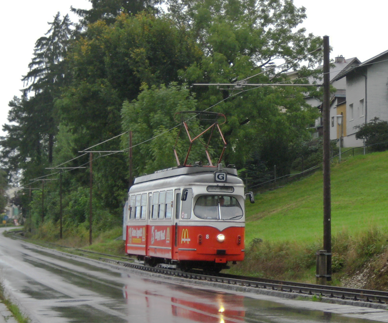 Mit einer Gesamtlnge von 2,315 Kilometern ist der Betrieb Gmunden nicht nur einer der kleinsten Straenbahnbetriebe der Welt, mit einer Maximalsteigung von 10%  auch einer der steilsten.  Hier sieht man das  neuste  Fahrzeug in der Nhe vom Bahnhof, nmlich GM 8 (Baujahr 1961!).