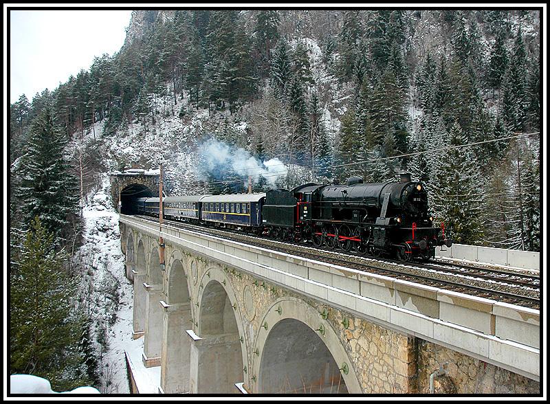 Mit geschlossenem Regler berquert 33.132 am 26.2.2006 mit ihrem DSDZ 16106 das Krauselviadukt kurz vor Breitenstein. 