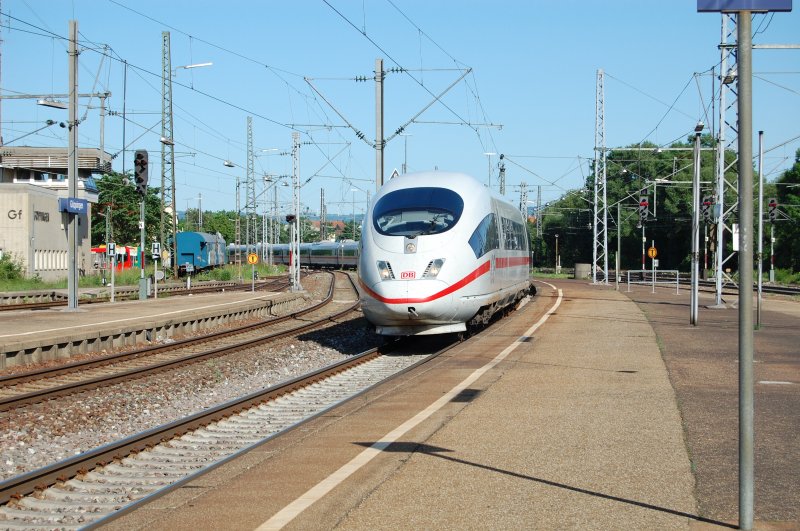 Mit glnzendem Lack durcheilt ein ICE-3-Doppel am 23.5.2009 den Bahnhof von Gppingen.