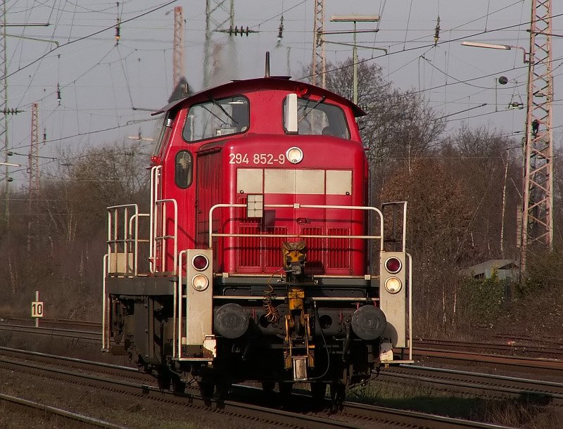 Mit groem Tempo durcheilt diese BR 294 den ehemaligen Bahnhof in Ratingen. Das Foto stammt vom 25.01.2008 