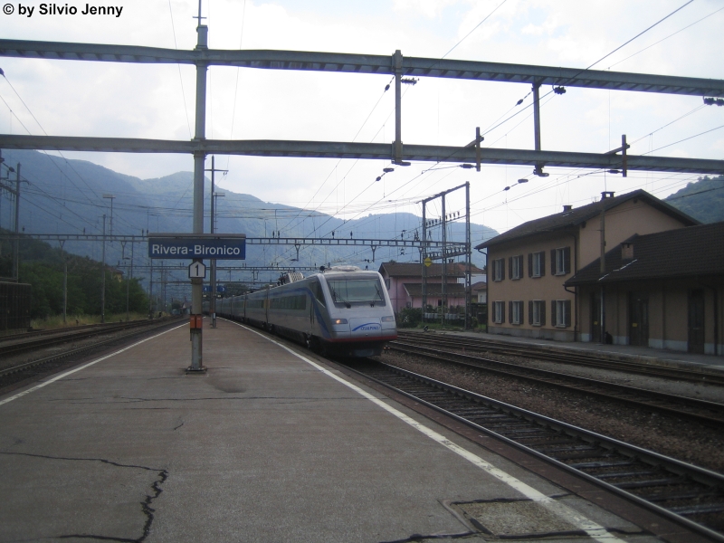 Mit grosser Versptung durchfhrt der ETR 470 004 als CIS 18 am 17.6.09 durch Rivera-Bironico. Die Versptung des CIS war indess wieder so hoch, dass davor pnktlich ein ICN nach Zrich fuhr...