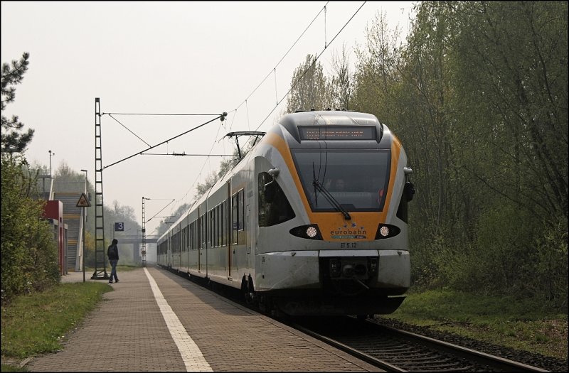 Mit grendem Lokfhrer erreichen ET5.12 und ET5.24 als EBR39222 (RB50  DER LNER ) den Kreuzungsbahnhof Capelle(Westf). (14.04.2009)
