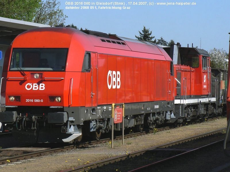 Mit Gterzug und Verschublok 2068 051 im Schlepptau steht 2016 080-0 auf Weiterfahrt nach Graz wartend im Bahnhof Gleisdorf. Foto: 17.04.2007