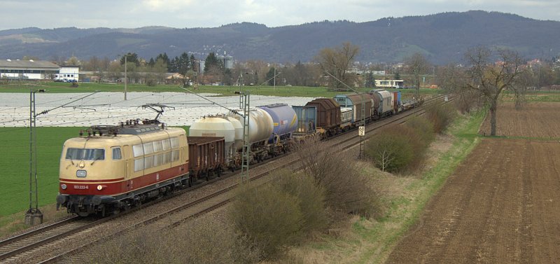 Mit guten 2 Stunden und 10 Minuten Versptung rollt die 103 222 an 9 Fotografen in Grosachsen-Heddesheim vorbei. Es war der ST 91706 von Gieen Bergwald nach Basel Bad Rbf.