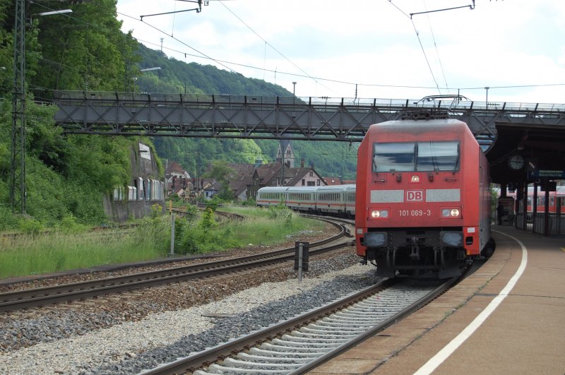 Mit guten 20 Minuten Versptung erreicht IC 118 am 27.5.2009 Geislingen an der Steige. Er wird von 101 069-3 gezogen. Grund fr die Versptung war eine Streckensperrung zwischen Aulendorf und Friedrichshafen, wegen des am Vortag entgleisten 611.