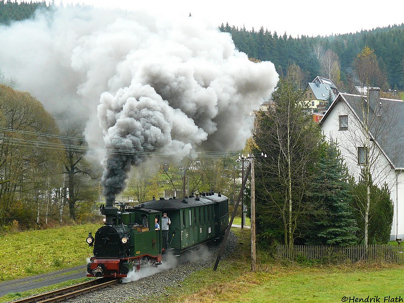 Mit einer herrlichen Dampffahne verlsst I K Nr.54 Schmalzgrube. Aufgenommen am nasskalten 25.10.09.
Ich habe versucht den Hinweis von Kay Baldauf umzusetzen und das Haus anzuschneiden.