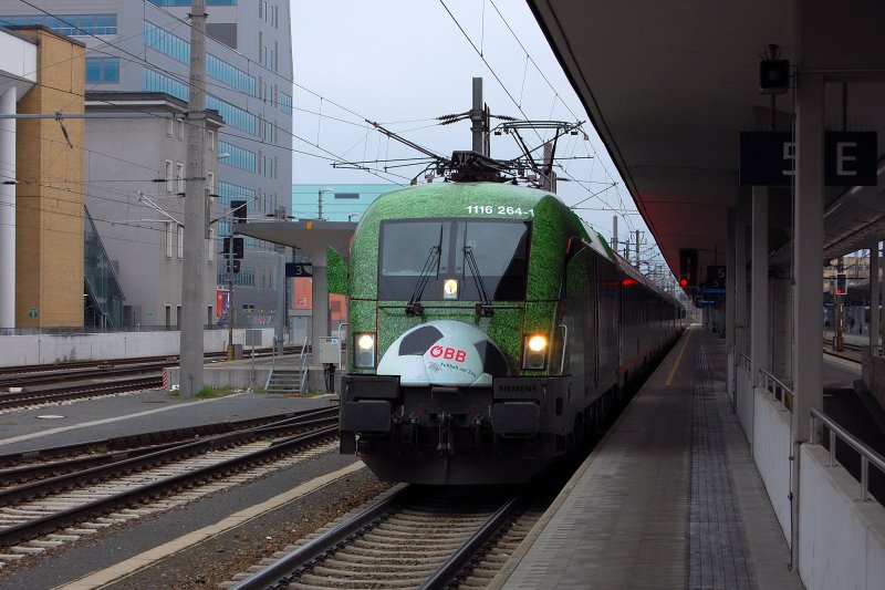 Mit herzlichem Dank an den Tfz-Fhrer der mit +2 Linz Hbf verlie um allen Fotografen ihr Bild zu ermglichen.. und der als Gru noch  aufblendete . Wir geben den Ball der Freundlichkeit gerne zurck...