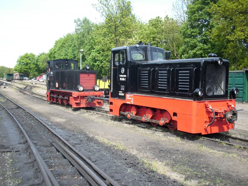 Mit Hilfe einer Kuppelstange schleppte am 14.Mai 2009 in Putbus die kleinere Kf 6003 die PRESS 199 009 ab. 