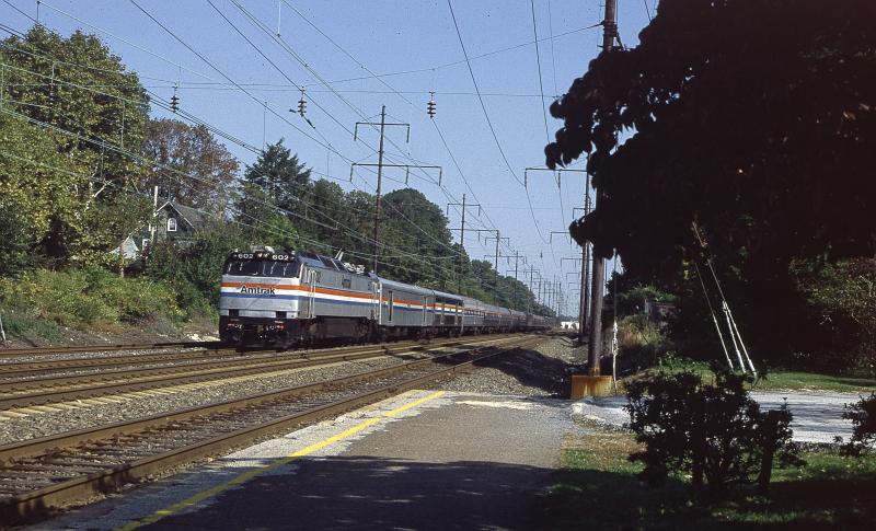 Mit Hchstgeschwindigkeit von 180 Std km rauscht der Amtrak Zug mit der E-lok E 60 CP durch Philadelphia Ridley Park in Richtung Baltimore.