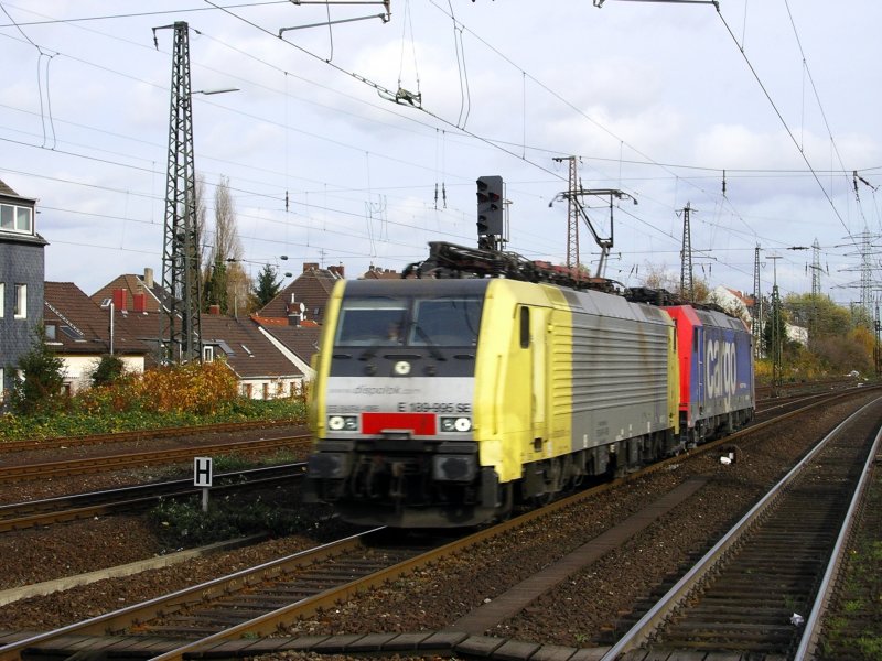 Mit hohen Tempo nhert sich die ES64F4-095 (E189 995SE) mit der SBB Cargo 482 031-1 im Schlepp,Gelsenkirchen Hbf.(09.11.2008)