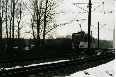 Mit hoher Geschwindigkeit legt sich dieser Kt4D-m-Zug in die berhhte Kurve der Sternstrecke kurz hinter der Nuthebrcke und wird wenig spter die Eisenbahnstrecke Berlin-Belzig-Dessau auf einer Betonbrcke berqueren. (Mrz 2001)
Im Mrz 2001 passieren Tw 152/252 den Abzweig  Am Stern  in Richtung Kirchsteigfeld, Marie-Juchacz-Strae als Expresslinie X98.
 Florian Wamann