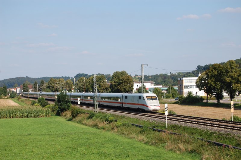 Mit hoher Geschwindigkeit passiert dieser ICE 1 am 6.8.2009 unseren Ansitzplatz bei km 30 der Filsbahn.