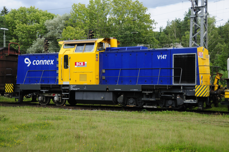 Mit  Holzfu : V 147 (ex 202 325) der BCB (Bayrische Cargo Bahn) weilt, einseitig auf einem Hilfsdrehgestell, zur Behebung eines Problems im Strmungsgetriebe, in Neuoffingen. (Sept.09).