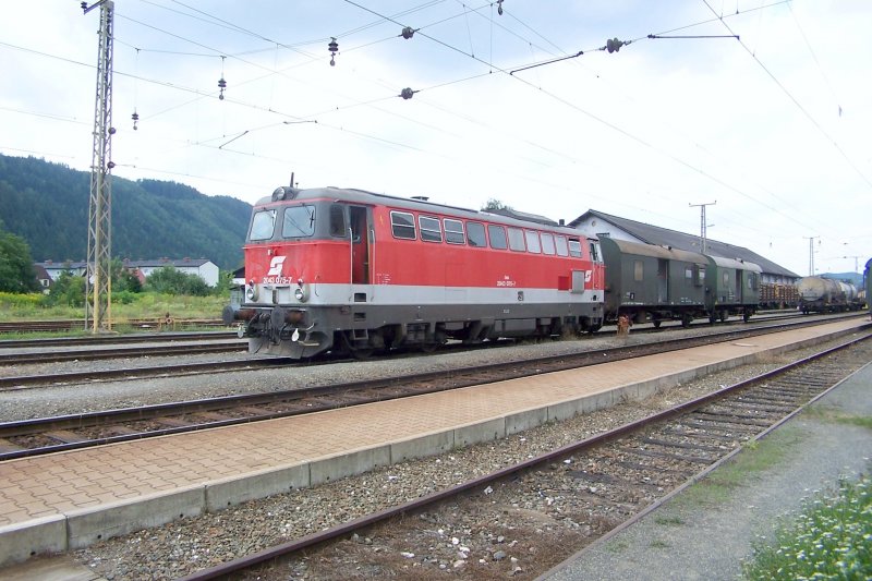 Mit dieser idyllischen Garnitur kam eine 2043 -ich glaube es war Unternberg- an, um sie vor einen Holzzug zu rangieren. Sommer 2005