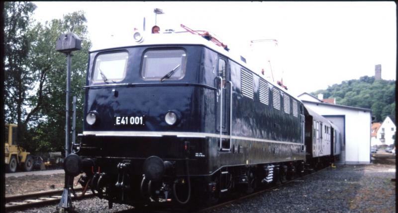 Mit ihr bin ich noch in grnem Lack und Computerbeschriftung zur Arbeit gefahren. Beim Eisenbahnfest in Knigstein/Ts (ich glaube 1994) prsentiert sie sich fast im Originalzustand, lediglich das Mittelfenster aus den Anfangstagen fehlt.