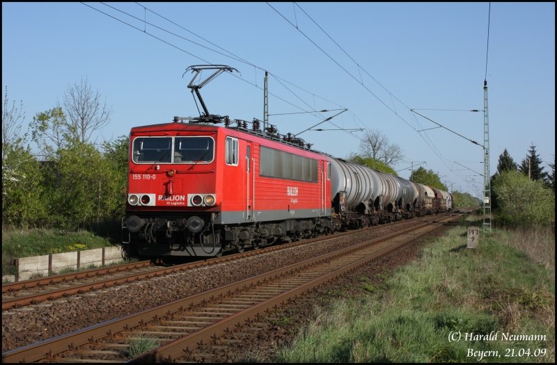 Mit ihrem gemischten Gterzug von Ruhland nach Magdeburg-Rothensee passiert 155 110 am 21.04.09 die ehem. Bockstelle Beyern nrdwestlich von Falkenberg/Elster.