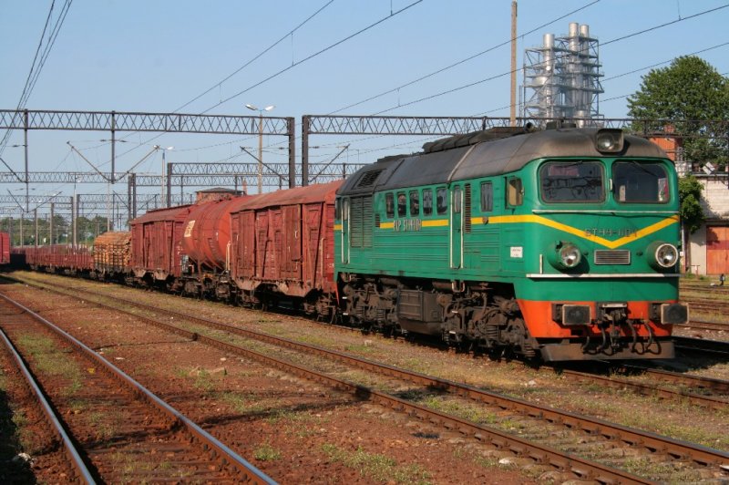 Mit ihrem Gterzug aus Tczew ist ST44-1104 in Szczecinek angekommen.30.05.08