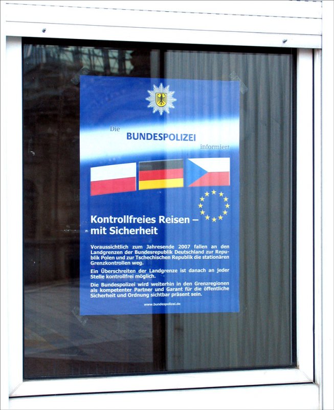 Mit Inkrafttreten des Schengener Abkommen fr die neuen EU-Staaten wird es auch in den EuroCity keine Passkontrollen mehr geben. Am Container auf dem Bahnsteig 17, worin sich die Zllner aufhalten, hngt jetzt dieses Plakat der Bundespolizei. Damit will man offenbar Befrchtungen wegen der offenen Grenzen zu Polen und Tschechien entgegentreten; Dresden Hbf.; 26.11.2007

