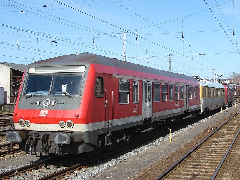 Mit einer interessanten Zugkombination bestehend aus einem Steuerwagen der Bauart Bybdzf 482.1, einem Messwagen und der Zuglok 120 502 f�hrte DB Systemtechnik im Raum Stralsund am 18.03.09 einige Messfahrten durch. Hier hat sich das Gespann im Hbf Stralsund schon wieder f�r die Abfahrt Richtung Rostock bereitgemacht.