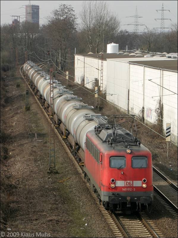 Mit Kesselzug durch Gelsenkirchen, 140 612-3. Im Hintergrund die Schchte 1 und 2 des 1993 geschlossenen Baufelds Nordstern des damaligen Bergwerks Consolidation/Nordstern. 13.03.2009