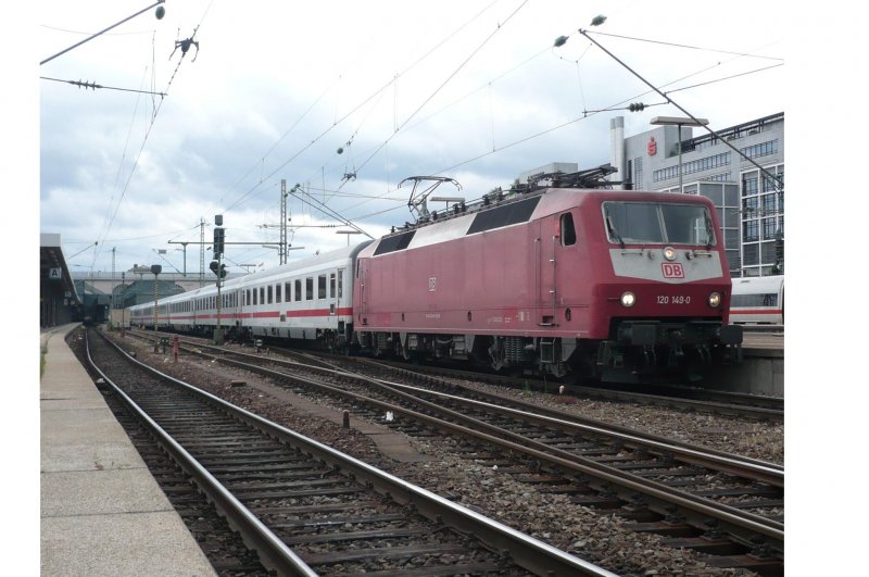 Mit einer kurzen Versptung verlie die 120 149-0 mit ihrem IC 2292 den Stuttgart Hbf in Richtung Frankfurt (Main) Hbf.
(18.07.09)