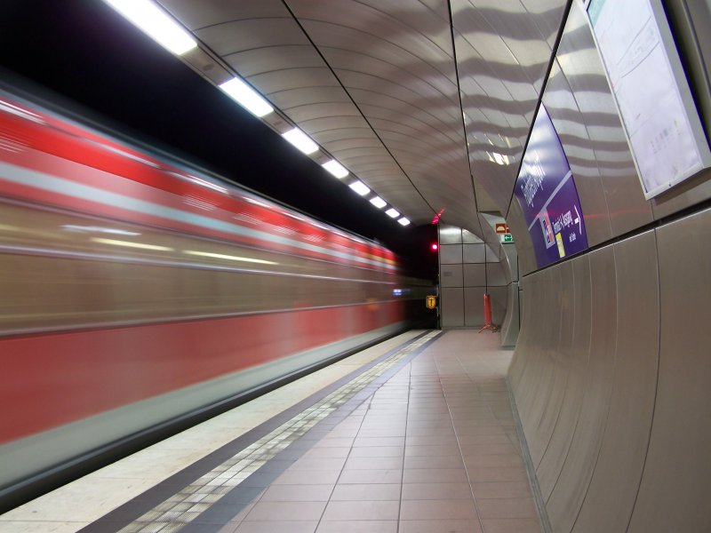 Mit lngerer Belichtung entstand dieses S-Bahn Bild. Hier sieht man eine S-Bahn nach Filderstadt in den Bahnhof Stuttgart-Flughafen/Airport einfahren. Aufgenommen am 03.07.2007