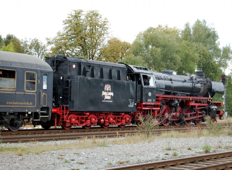 Mit Lagerschaden kam die 41 018 angedampft. Kurz nach dem abkuppeln ging es wild schleudernd hinter das Rangiersignal an der Ausfahrt um zur Wartung zurckzusetzen