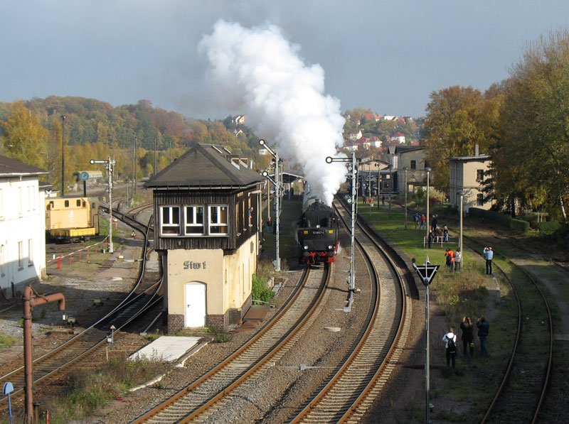 Mit langem, lauten Pfeifen verlsst 52 8047 (leider Tv) mit ihrem Sonderzug den Bahnhof Nossen. Wegen Fristenablauf ist es die letzte Fahrt. - 28.10.2007
