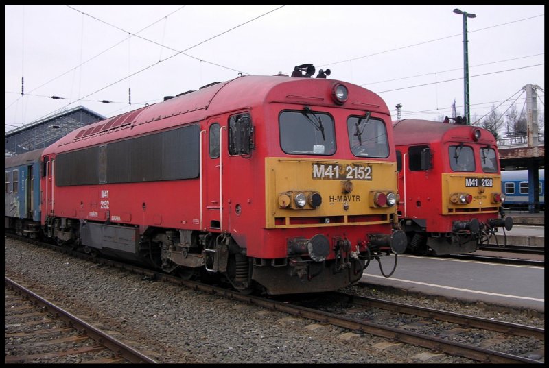 Mit laufenden Motoren stehen die Beiden Dieselloks M41 2152 und M41 2128 am Budapester Nordbahnhof und warten auf das Ende des Streiks. 21.12.2008