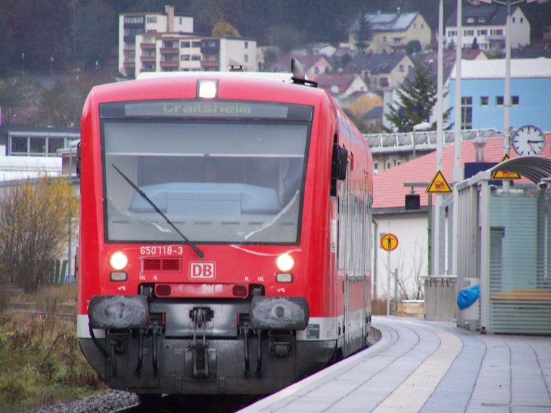 Mit leicht verschneiter Front steht 650 118-3 im Bahnhof Oberkochen. Sein Ziel ist Crailsheim. Aufgenommen am 09.11.07