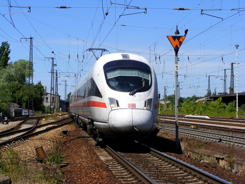 Mit leichter Versptung fhrt ICE 1557 (411 009) am 13.6.2009 in Weimar ein.